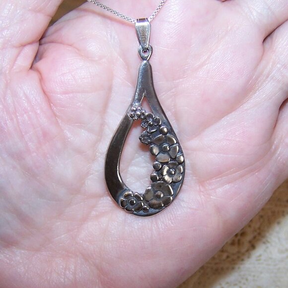 Vintage Sterling Silver Teardrop Pendant with Florals - Picture 3 of 9